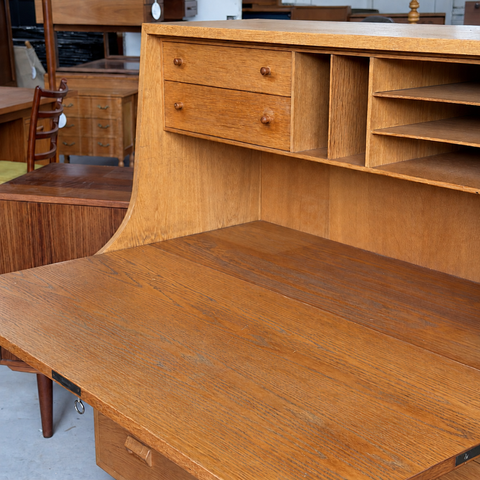 Børge Mogensen oak secretary — Interior and writing surface