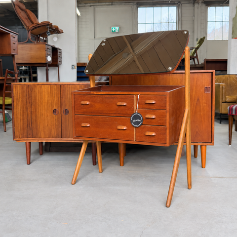 Sigfred Omann vintage Danish vanity – drawers closed