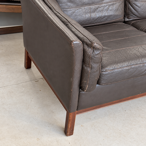 Stouby dark leather three-seater sofa — arm and leg detail