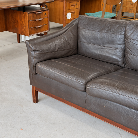 Stouby dark leather three-seater sofa — opposite seating detail
